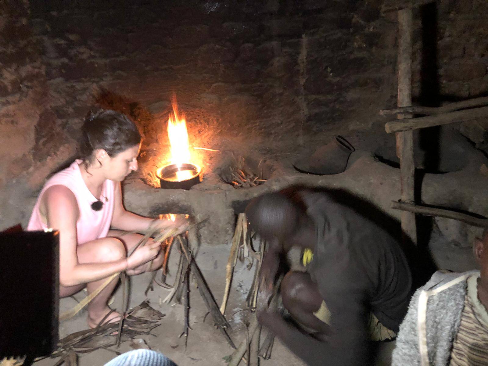 Claire en cuisine en Ouganda