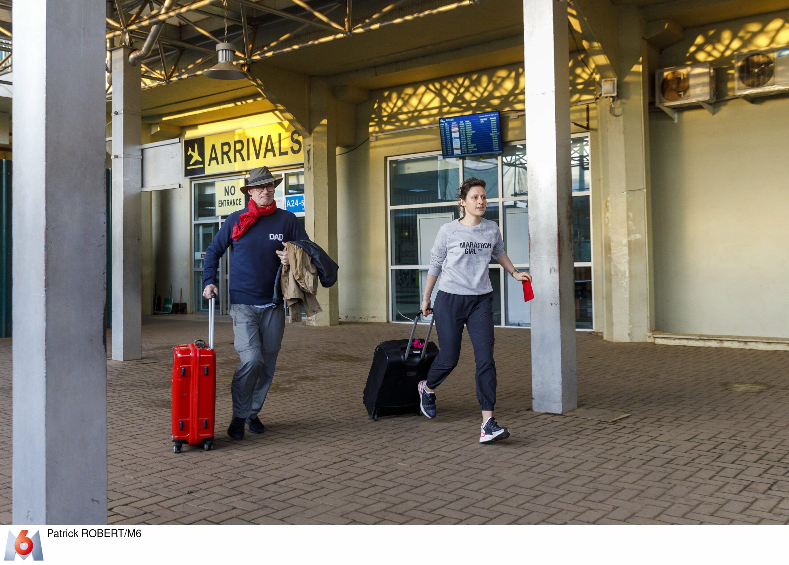 Christophe et Claire à la sortie de l'aéroport de Entébbé (Ouganda)-départ de Pékin Express